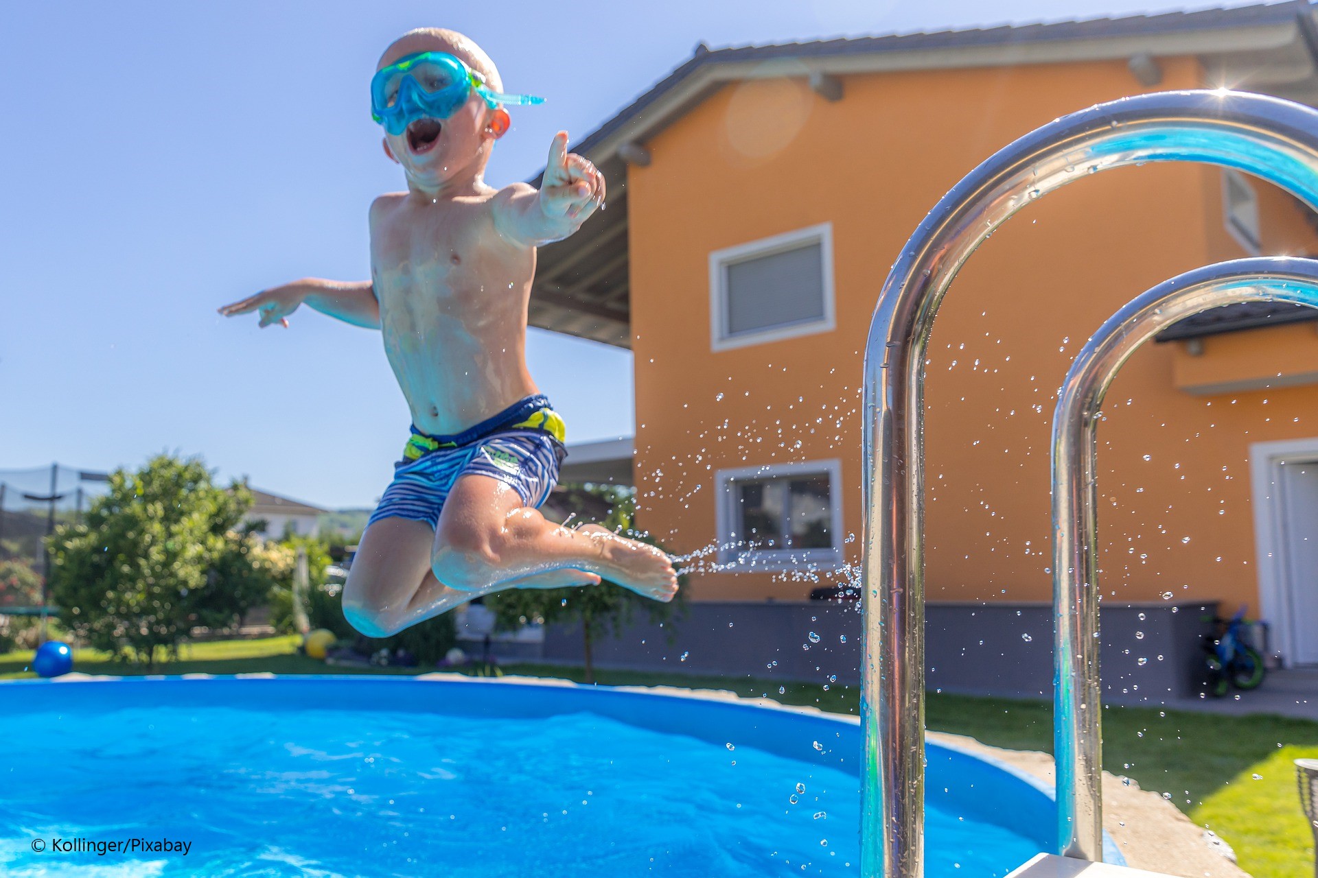 Kind springt in einen Swimming Pool